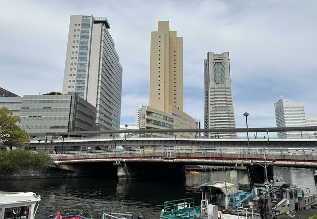 東海道と横浜港を結ぶ道として架けられた橋