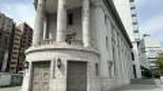 半円形のバルコニーが活かされた建築