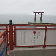 琵琶湖の中にある朱塗りの鳥居で有名な神社です。