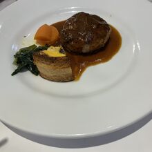 孫用のハンバーグとキッシュ。