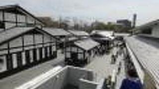 食事・御土産屋が並ぶ小路