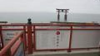 琵琶湖の中にある朱塗りの鳥居で有名な神社です。