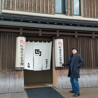 写真左側の軒をくぐるとコンビニがあります