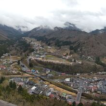 山寺から仙山線鉄路をのぞむ。