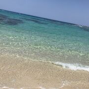 視界一杯に広がる真っ白な砂浜と青いビーチ
