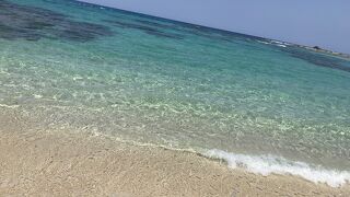視界一杯に広がる真っ白な砂浜と青いビーチ