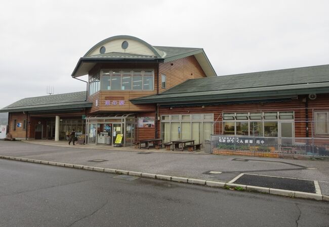 野鳥マニアが多く集まる湖北水鳥公園内にある道の駅です。