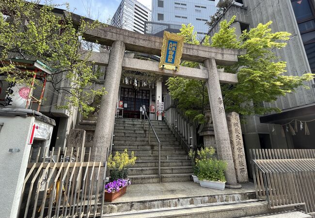 街中にある神社です