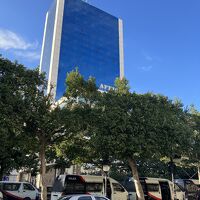 通りから今もチュニジア一高いというホテルを見る