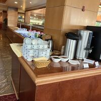 レストランは中2階。通りがよく見える