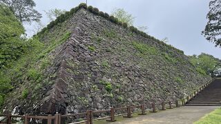 千人殺しの石垣があります