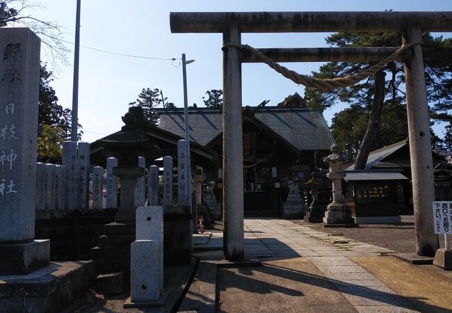 立派な鳥居と社殿のある神社