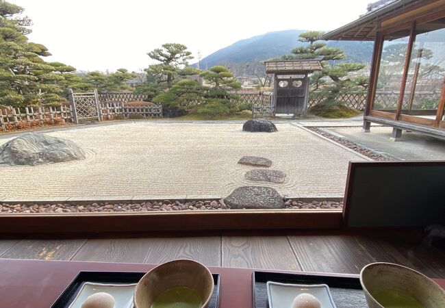 日本庭園を眺めながら食べる和菓子とお抹茶が最高です