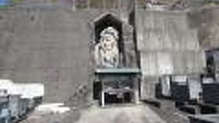 壁にはめ込まれています