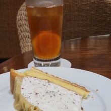 ケーキはこの日の3種類からマロンタルトをチョイス