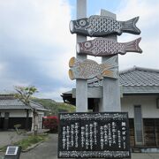 安芸市土居出身の弘田龍太郎が作曲した童謡の記念碑で、ボタンを押すと大音量で曲が流れます