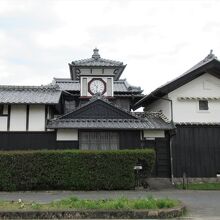 建物と時計台と、良い雰囲気です