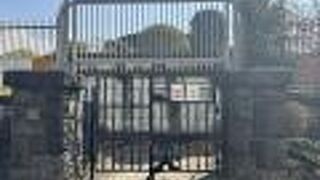 円柱型の施設跡が残る