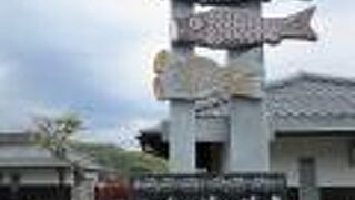 安芸市土居出身の弘田龍太郎が作曲した童謡の記念碑で、ボタンを押すと大音量で曲が流れます