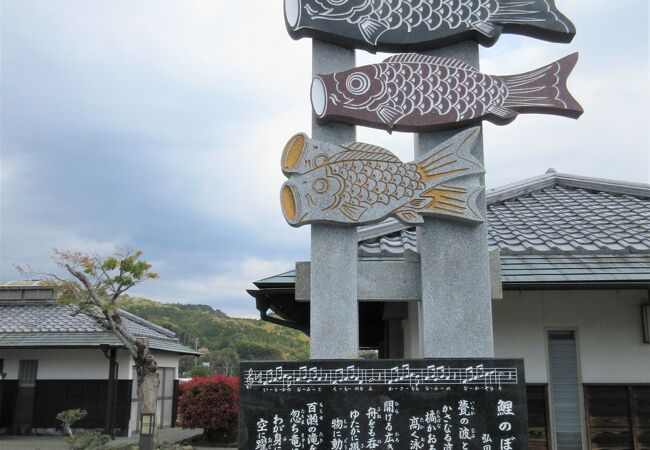 安芸市土居出身の弘田龍太郎が作曲した童謡の記念碑で、ボタンを押すと大音量で曲が流れます