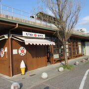 駅前に道の駅やレンタサイクルもあるし、海辺の「ヤ･シィパーク」にも近い