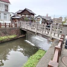 樋橋（通称ジャージャー橋）　３０分毎に水が落ちる。