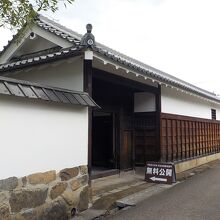 旧池田屋敷長屋門全景