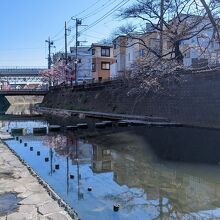 飛び石を渡って向こう岸に行けます。