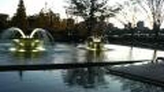 色々な形の噴水がある丸の内の貴重な潤い空間