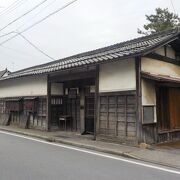 かっての彦根藩中級武士の屋敷跡ですが、長屋門しか残っていません。