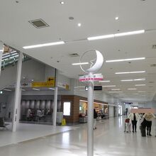 すっくとたっている塔。