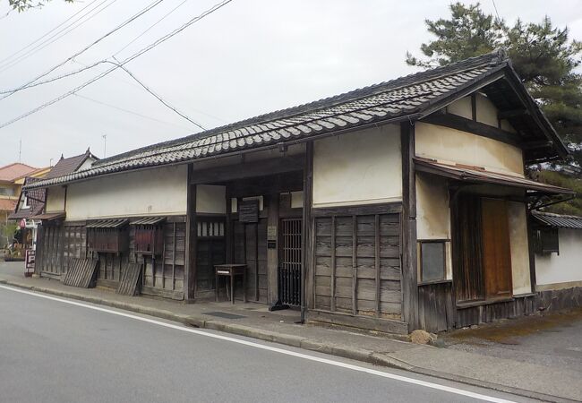 かっての彦根藩中級武士の屋敷跡ですが、長屋門しか残っていません。