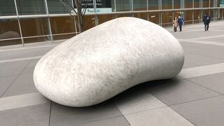 地上広場のアート作品