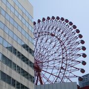 梅田のビルの上にある観覧車