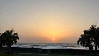 ズッと雨曇予報だったのに快晴木崎浜の朝