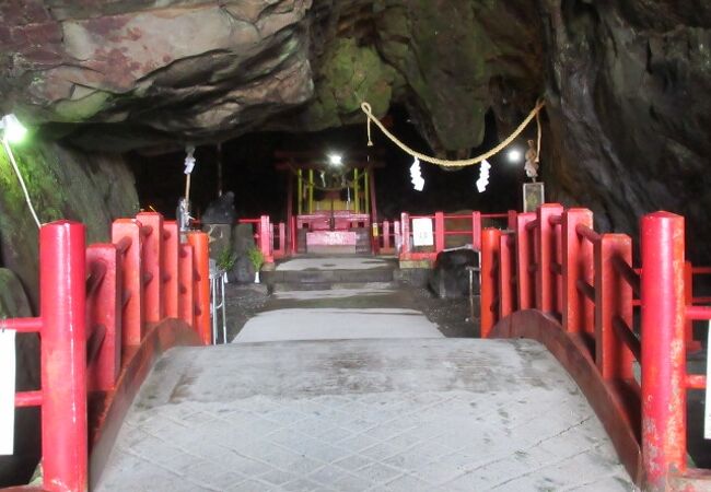 洞窟内にあり神秘的な神社よ