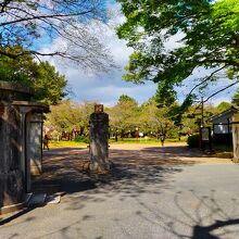 公園の入口。左手に見えるものは軍の守衛だったのか？