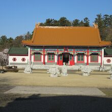 公園内には中国風の建物があります