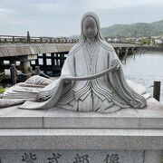 宇治川に架かる宇治橋のたもとです