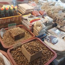 小売りしているので、地元の人もたくさん買いに来る市場