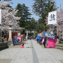 ...上杉神社への参道には屋台も出て…、