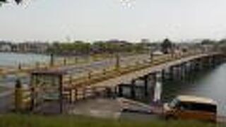 昔から交通の要衝にあり、この橋をめぐって多くの戦いがありました。