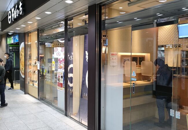 改札正面で便利。蕎麦は良いがネギトロはイマイチだった