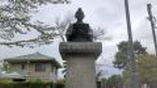 二宮尊徳像がある。