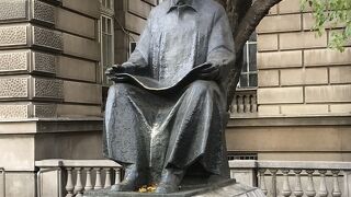 二コラ・テスラの像