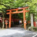 赤い灯篭が並ぶ参道がきれいな貴船神社