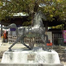 拝殿とのすぐ横には立派な馬の像もあります。