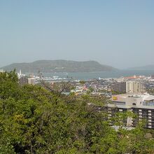 天気に恵まれて能古島もよく見えます。