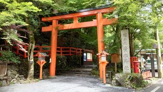 赤い灯篭が並ぶ参道がきれいな貴船神社