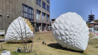 大きなドリアンをカットした様なオブジェが広場にありました!!なんだったろう?